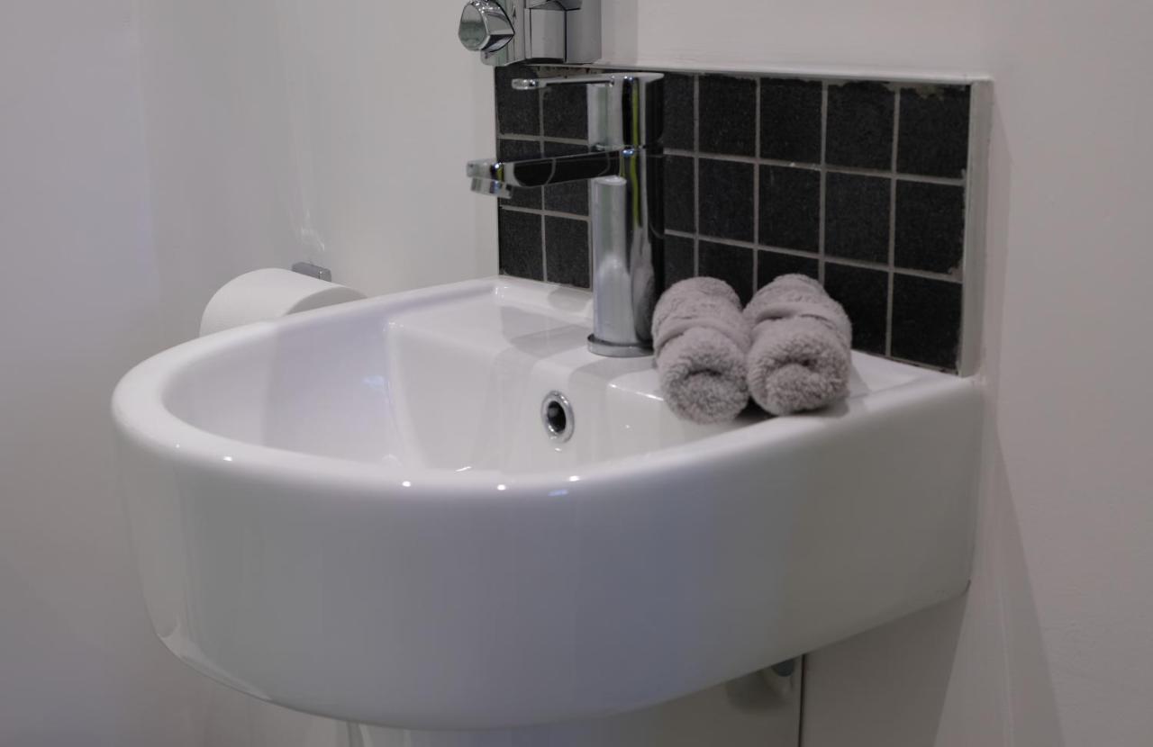 Rosemary House Brs Airport Accommodation 윈퍼드 외부 사진